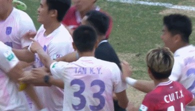 乐鱼体育官方入口-半场：延边龙鼎0-0陕西联合，双方难觅良机，冯伯元染红