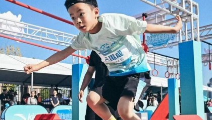 乐鱼体育登录入口-安踏儿童综合体能障碍跑燃力开赛，空调T冰感科技护航少年热血开跑